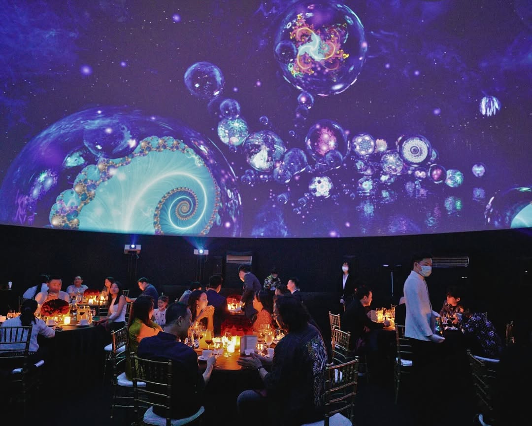 Fulldome_pro's tweet image. Immersive dining meets dome tech.

At NowOrNever Fest, Fulldome.pro powered a 21.5m projection dome for 3 nights of 360° culinary storytelling—seating 260 guests in a visual experience that shifted in real time with each course.

#FutureOfRestaurants #ProjectionDome