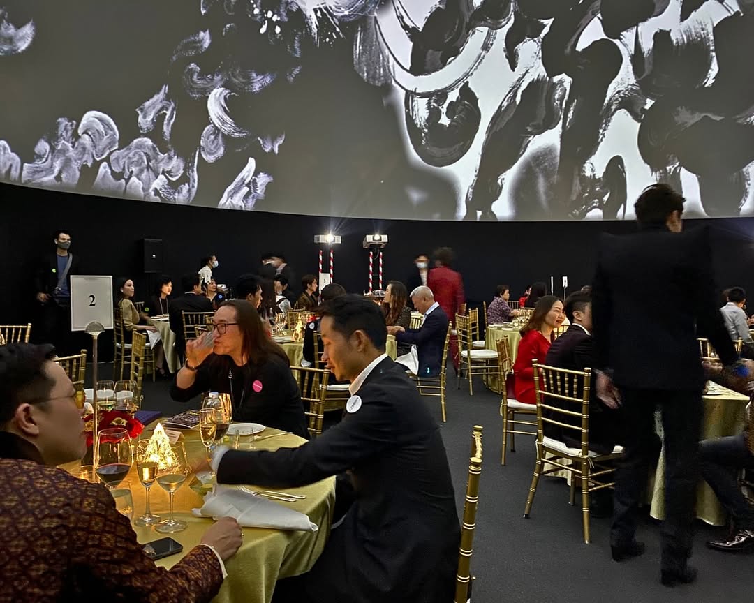 Fulldome_pro's tweet image. Immersive dining meets dome tech.

At NowOrNever Fest, Fulldome.pro powered a 21.5m projection dome for 3 nights of 360° culinary storytelling—seating 260 guests in a visual experience that shifted in real time with each course.

#FutureOfRestaurants #ProjectionDome