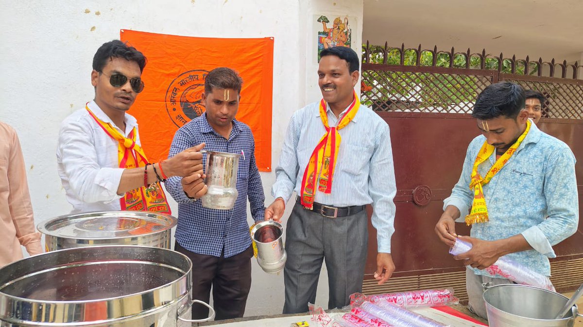 abvpvoiceKD's tweet photo. @abvpvoiceKD की डेरापुर नगर इकाई के कार्यकर्ताओं ने भीषण गर्मी को देखते हुए, सेवारामपुर चौक पर राहगीरों मीठा शरबत पिलाया।
जिसमें मुख्य अतिथि के रूप में भारतीय सेना के श्री शिवबीर सिंह जी एवं ABVP उरई विभाग के विभाग सहसंयोजक कुलदीप सिंह जी का रहना हुआ। https://t.co/QM9hViauan