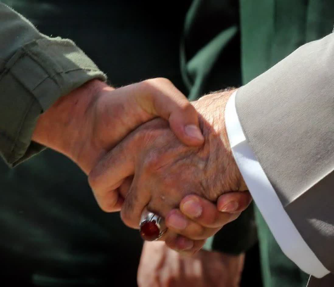 باد می‌آید، پرندگان می‌روند
اما کوه می‌ماند
ما کوه‌ایم، ریشه‌دار در این خاک 🇮🇷✌️
#جانم_فدای_ایران
#ایران_جانم