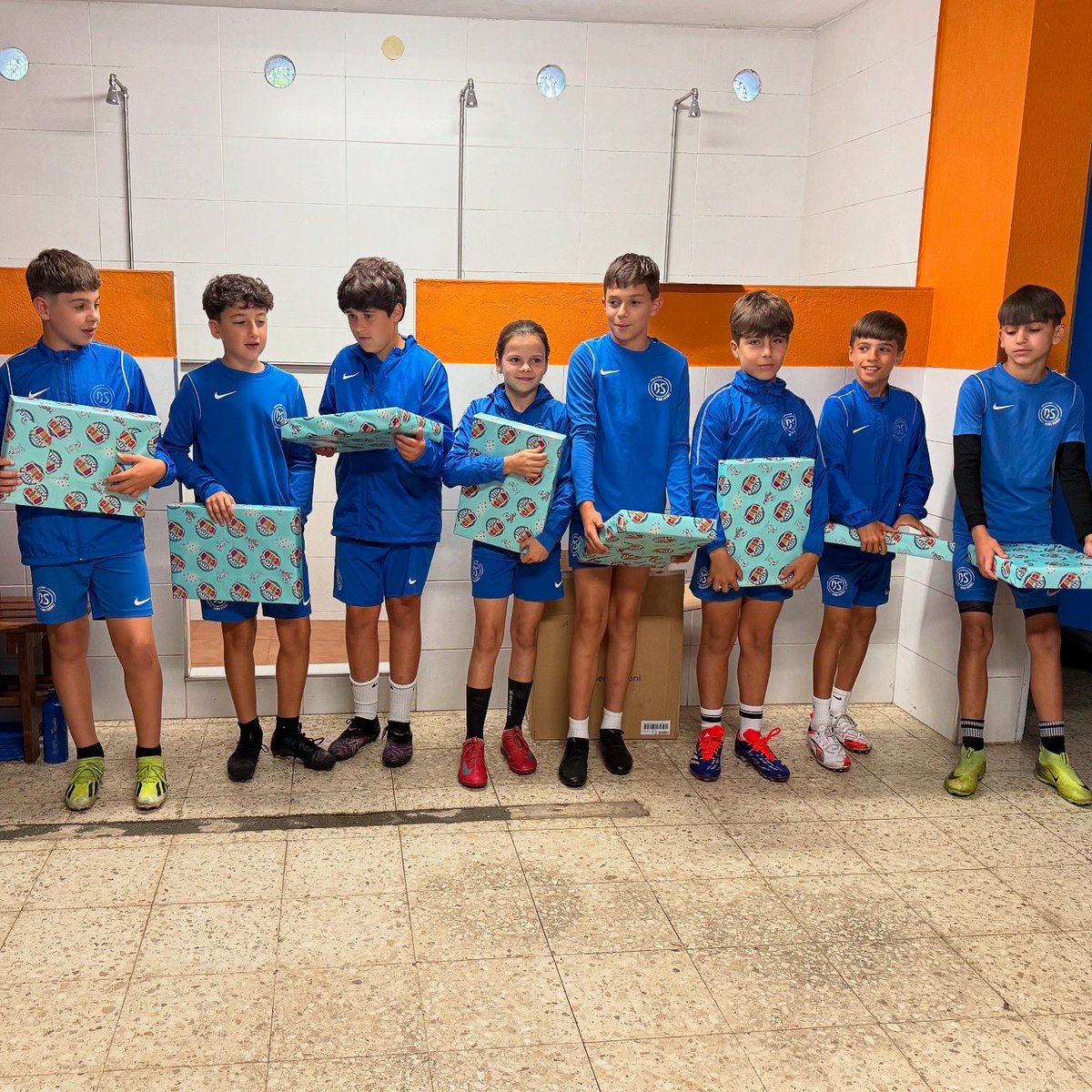Premios da derradeira xornada da #ligainternalemmargranite2025 🎁🧩

Moitas gracias New Company Moliner por estes agasallos! 👉 jmoliner.es

#escueladefutboldenissuarez #futbolbase #colab #ligainterna #deporteconvalores #valores