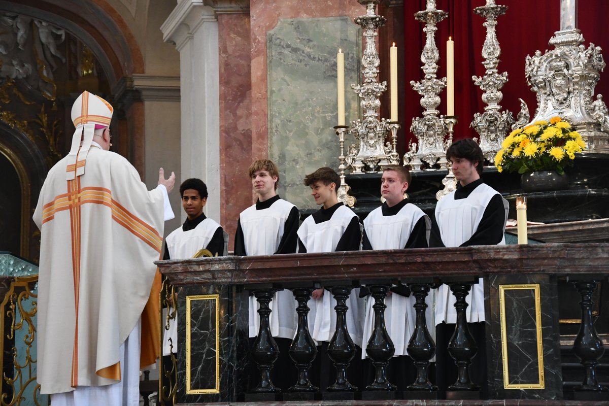 Abschied mit Dank und Segen: Gestern wurden 5 junge Männer feierlich aus dem Dienst als #DresdnerKapellknaben verabschiedet. Zum Schluss gaben die Sänger symbolisch ihr Chor-Gewand zurück – ein bewegender Moment des Übergangs in einen neuen Lebensabschnitt. #Kirchenmusik #Dresden