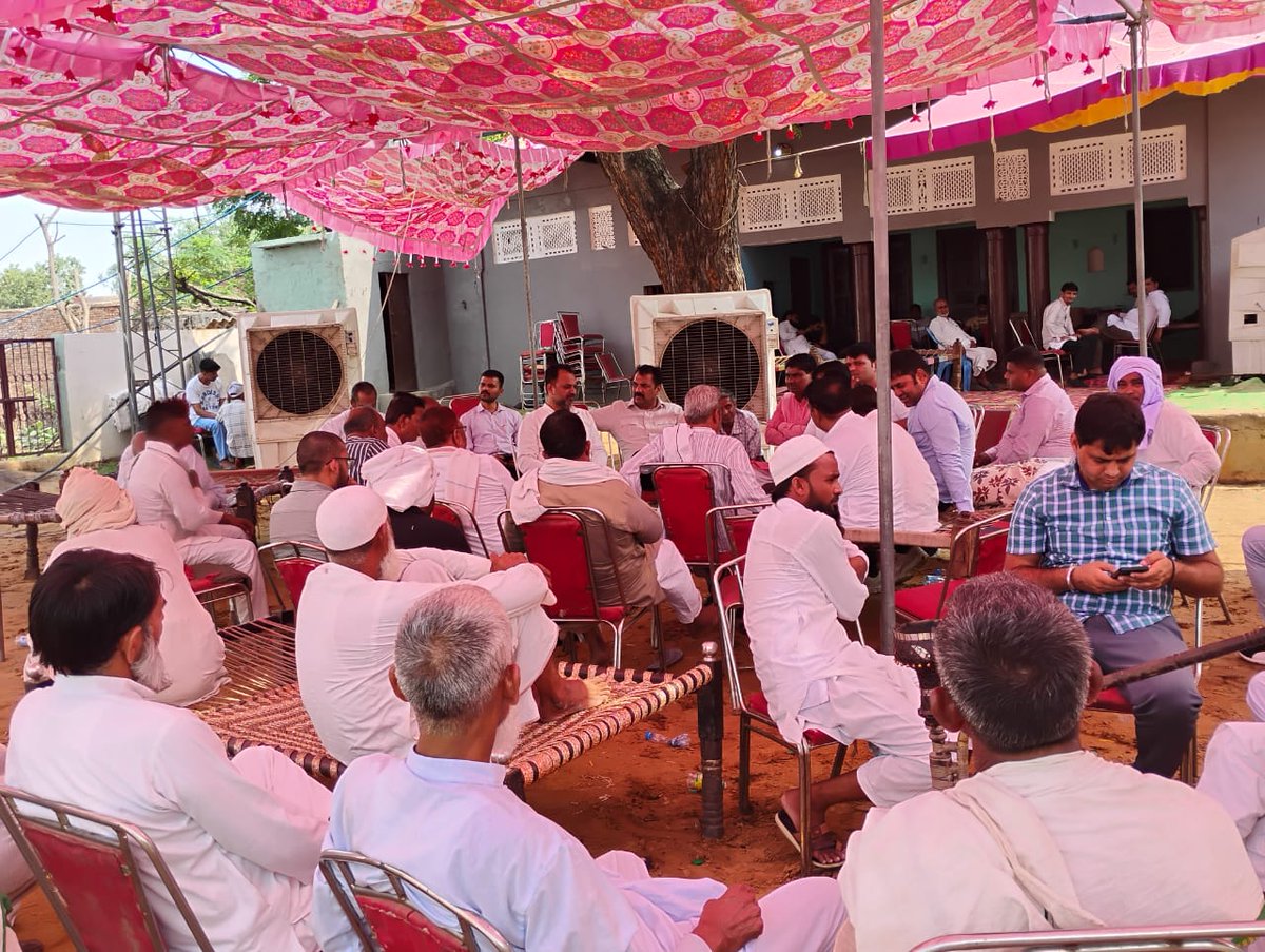 आज फिरोजपुर झिरका विधानसभा के गाँव तिगांव में पूर्व विधायक नसीम अहमद की माँ के निधन पर परिवार के बीच पहुंचकर दुख में शामिल हुआ। ईश्वर से प्रार्थना है कि दिवंगत आत्मा को शांति प्रदान करें और शोकसंतप्त परिवार को यह असीम दुख सहने की शक्ति दें।

।। ॐ शांति ।।