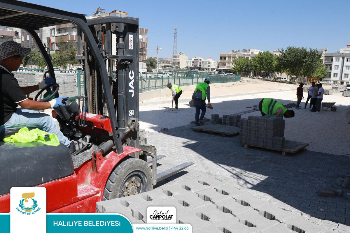 AHMET YESEVİ MAHALLESİ’NDE ÜSTYAPI ÇALIŞMALARI HIZLA DEVAM EDİYOR

Haliliye Belediyesi, Ahmet Yesevi Mahallesi'nde başlattığı üstyapı çalışmalarıyla mahalle sakinlerine daha konforlu ve ulaşımı kolay yollar sunuyor. Fen İşleri Müdürlüğü’ne bağlı ekipler, deforme olan yolları