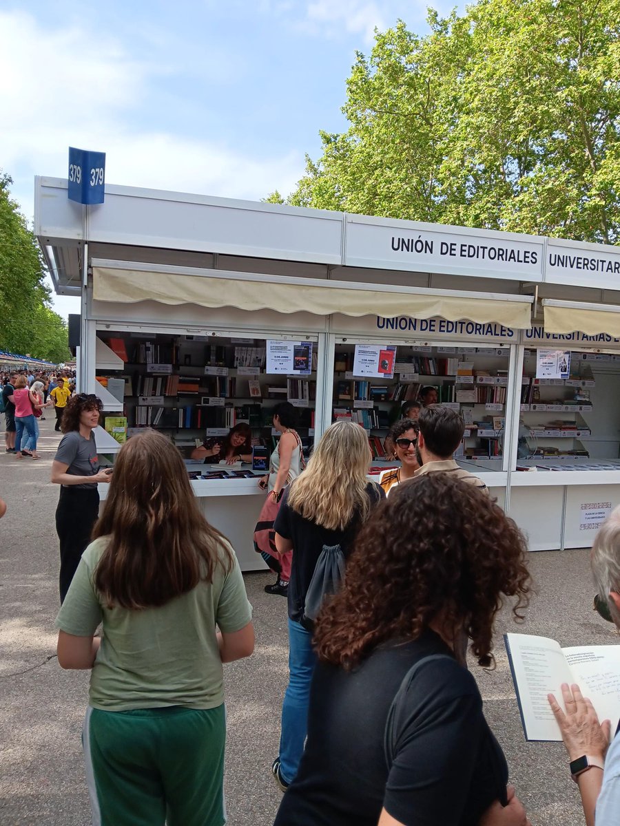 Se acaba la #FLM25, pero lo hacemos contentísimos y orgullosos tras otro gran éxito en las firmas del viernes 14. Amigos, familia, mucho cariño y, una vez más, decenas de personas aglomerándose en la plaza de las Ciencias y las Universidades para obtener su ejemplar firmado.