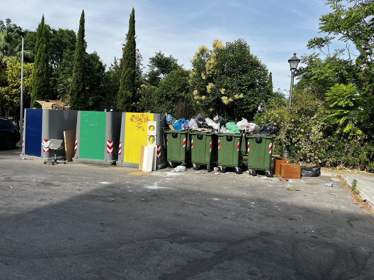 dasevid's tweet photo. V E R G O N Z O y A S Q U E R O S O años sufriendo con este basurero en la puerta del hotel Vereda Real 
@manguadalquivir @Ayto_Valencina https://t.co/VGP5C8OBOH
