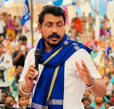 Uttam Bharati (@uttambsp14) on Twitter photo बहुजन समाज के युवा साथियों से मेरा एक सवाल है ! चंद्रशेखर आजाद जी में ऐसी क्या खासियत है ,जो उन्हें हम अपना नेतृत्व करने के लिए चुने इन्होंने आज तक जितने भी आंदोलन किए है उन सभी आंदोलन मैं समाज के न जाने कितने युवाओं की जिंदगी बर्बाद हुई है , <a href="/AzadSamajParty/">Aazad Samaj Party - Kanshi Ram</a> <a href="/BhimArmyChief/">Chandra Shekhar Aazad</a> बहुजन समाज के युवा साथियों से मेरा एक सवाल है ! चंद्रशेखर आजाद जी में ऐसी क्या खासियत है ,जो उन्हें हम अपना नेतृत्व करने के लिए चुने इन्होंने आज तक जितने भी आंदोलन किए है उन सभी आंदोलन मैं समाज के न जाने कितने युवाओं की जिंदगी बर्बाद हुई है , <a href="/AzadSamajParty/">Aazad Samaj Party - Kanshi Ram</a> <a href="/BhimArmyChief/">Chandra Shekhar Aazad</a>