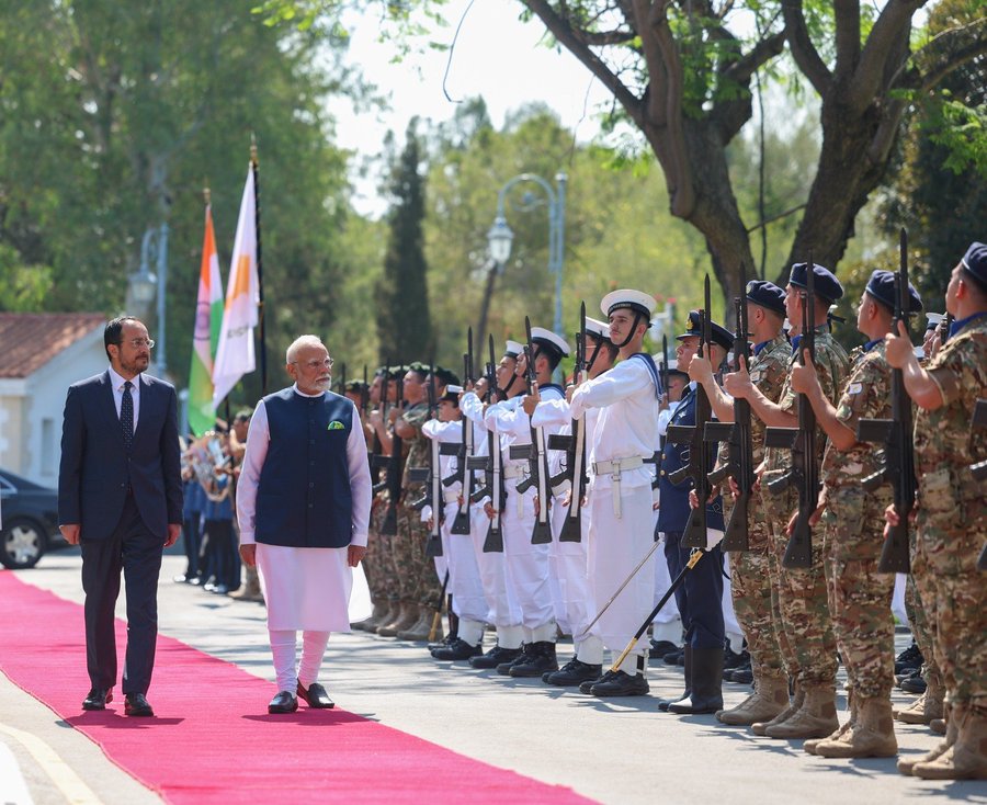 bherulalved's tweet image. 🇮🇳🤝🇨🇾जब भारत के PMमोदी मिले साइप्रस के राष्ट्रपति निकोस क्रिस्टोडुलिडीस से 
तो सिर्फ हाथ नहीं,भविष्य की साझेदारी मजबूत हुई
डिजिटल,डिफेंस और डिप्लोमेसी में नया युग शुरू
#ModiInAction #IndiaCyprus #GlobalModi #DiplomaticMasterstroke #ModiDiplomacy
#VishwaGuruIndia #ModiMeetsWorld