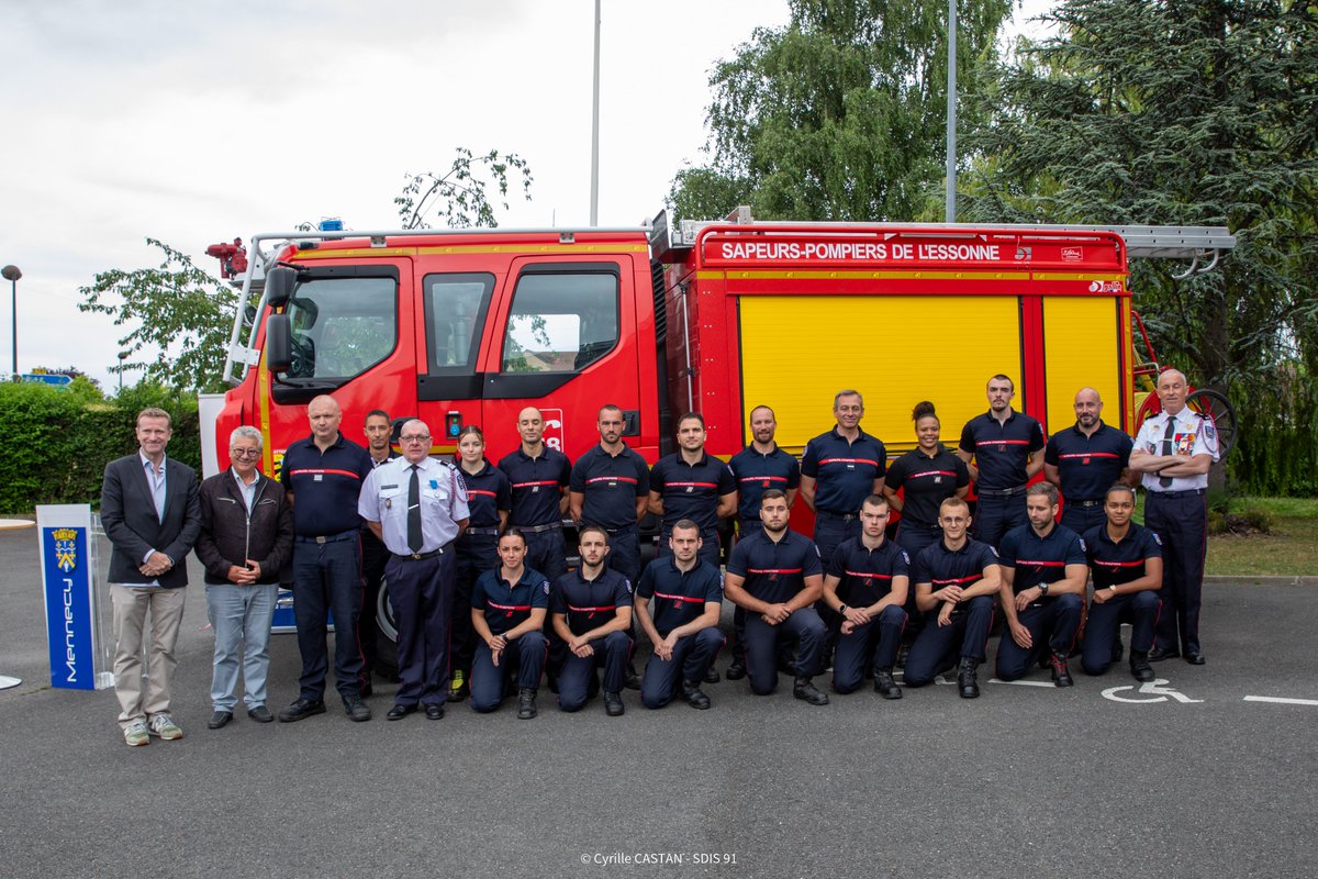 #ONM | Le colonel de sapeur-pompier volontaire Gilles Guitton a été nommé chevalier de l’Ordre National du Mérite.
Cette nomination, remise ce dimanche au CIS de <a href="/Mennecy/">Mennecy</a> par le directeur départemental est une reconnaissance de ses 47 années au service des essonniens.
