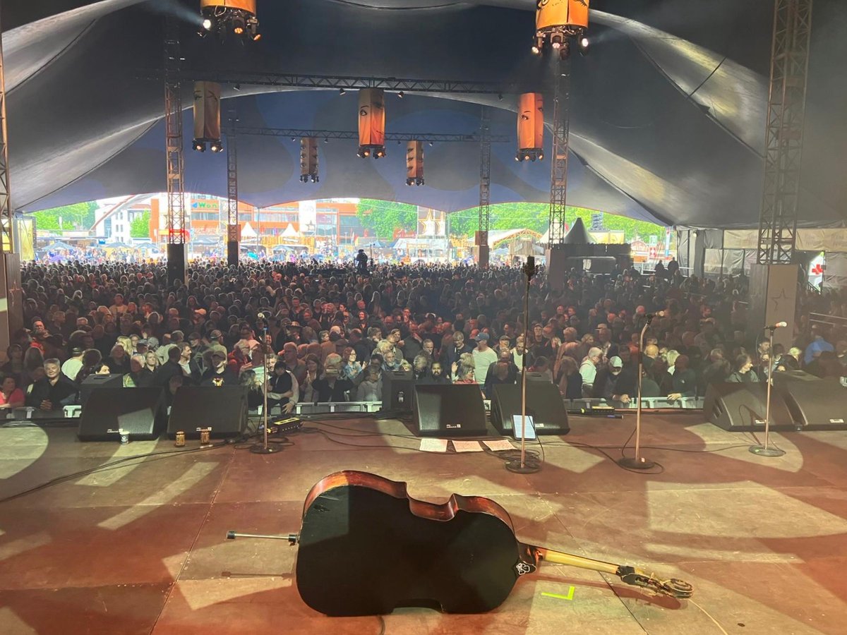 Nice ‘before and after’- shots from our recent performance at the Ribs &amp; Blues Festival with brother Tim Knol. Thanks for your massive support, folks! 👍 <a href="/RibsenBlues/">Ribs en Blues Raalte</a> <a href="/timknol/">Tim Knol</a>