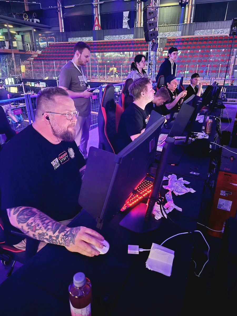 Piroxesport's tweet photo. Stort grattis igen till Lodestar som tog hem segern med 2-0 och en prissumma på 10 000 kr!
Vi är otroligt tacksamma att Lodestar kunde hoppa in med så kort varsel när ett annat lag fick förhinder, ni visade verkligen att ni är värdiga vinnare!🏆 

Ett stort tack till E-Lit och Prime Champions för ert deltagande och att ni gav ett tufft motstånd till både Lodestar och PXE Kraken.
Utan er hade turneringen inte kunnat genomföras, vi är så tacksamma!
Vi ser fram emot att träffa er alla snart igen!🖤 

Tack till alla som följde semifinalen och finalen, både på Twitch och live i Östersunds Arena.
Vi uppskattar verkligen ert tålamod under de tekniska problemen som uppstod och ert stöd genom hela resan fram till finaldagen och Subzero!