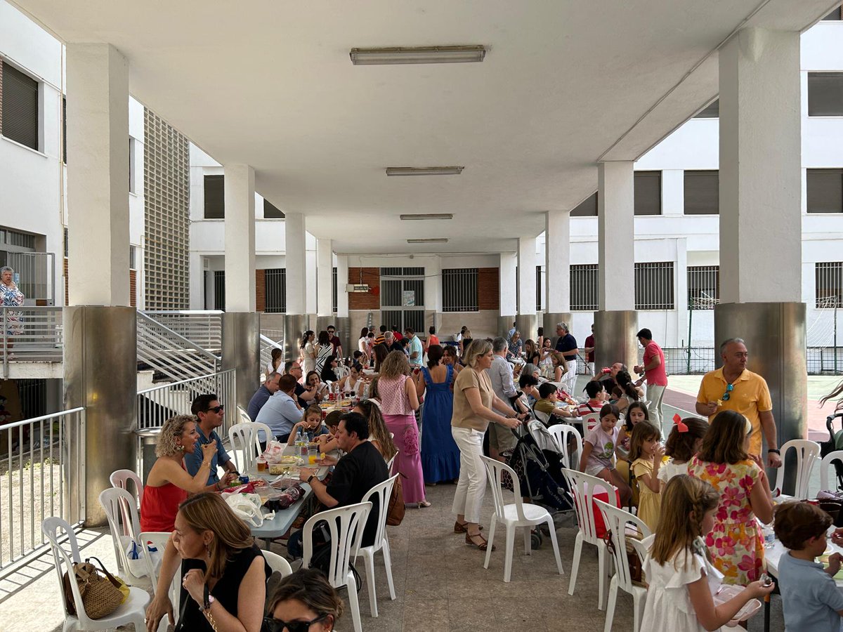 Eucaristía final de curso. Ponemos en manos del Señor todo lo vivido y compartido durante estos meses. Un largo camino siguiendo las huellas de Cristo, huellas de Bien que dejamos también a nuestro paso. 
Terminamos la mañana con un momento de convivencia como familia Cristo Rey.