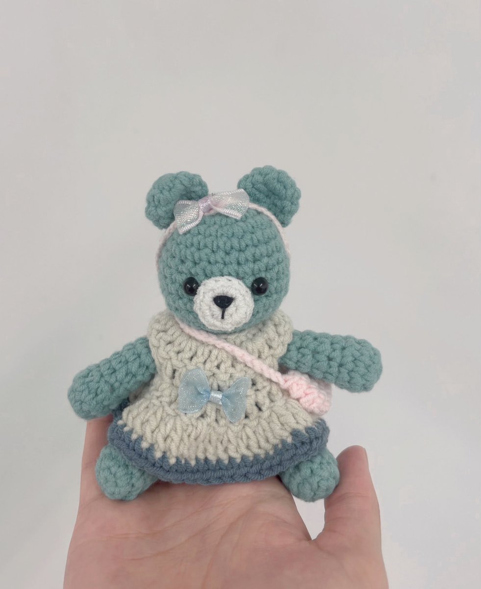 新しいお友達が増えました♡かわいい♡
エメラルドグリーンのくまちゃんなんてね、
お迎えするしかじゃないですか。。

お友達のおばあちゃんが作ってくれた✨
リボンもお洋服も全部手作りなのー😭かわいい😭一緒に遠征する