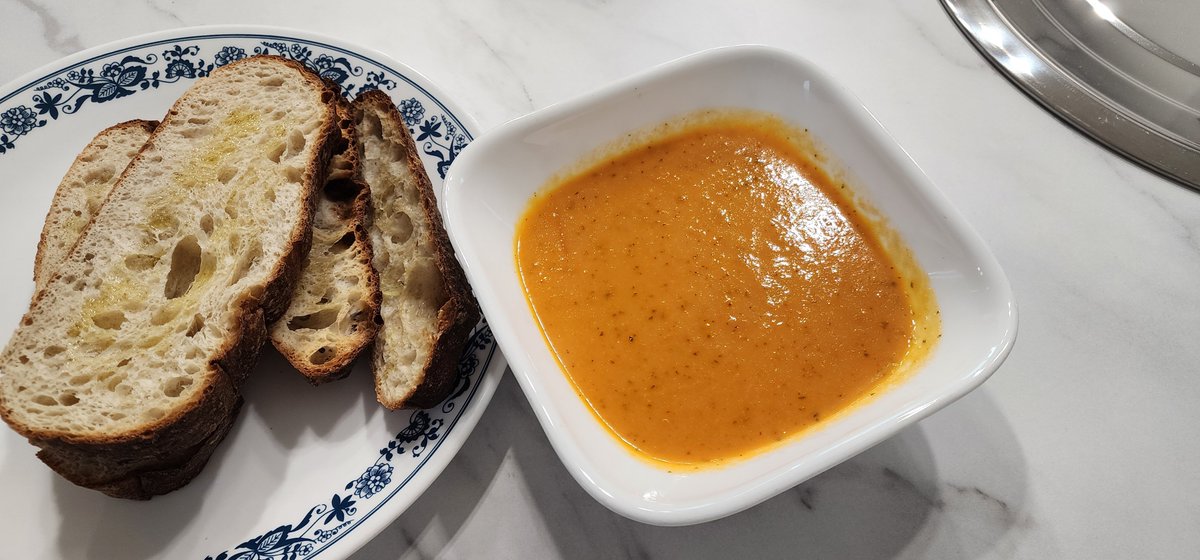 오늘의 저녁이닷! ㅎㅎ
직접만든 물 하나 안들어간 토마토 스프~~