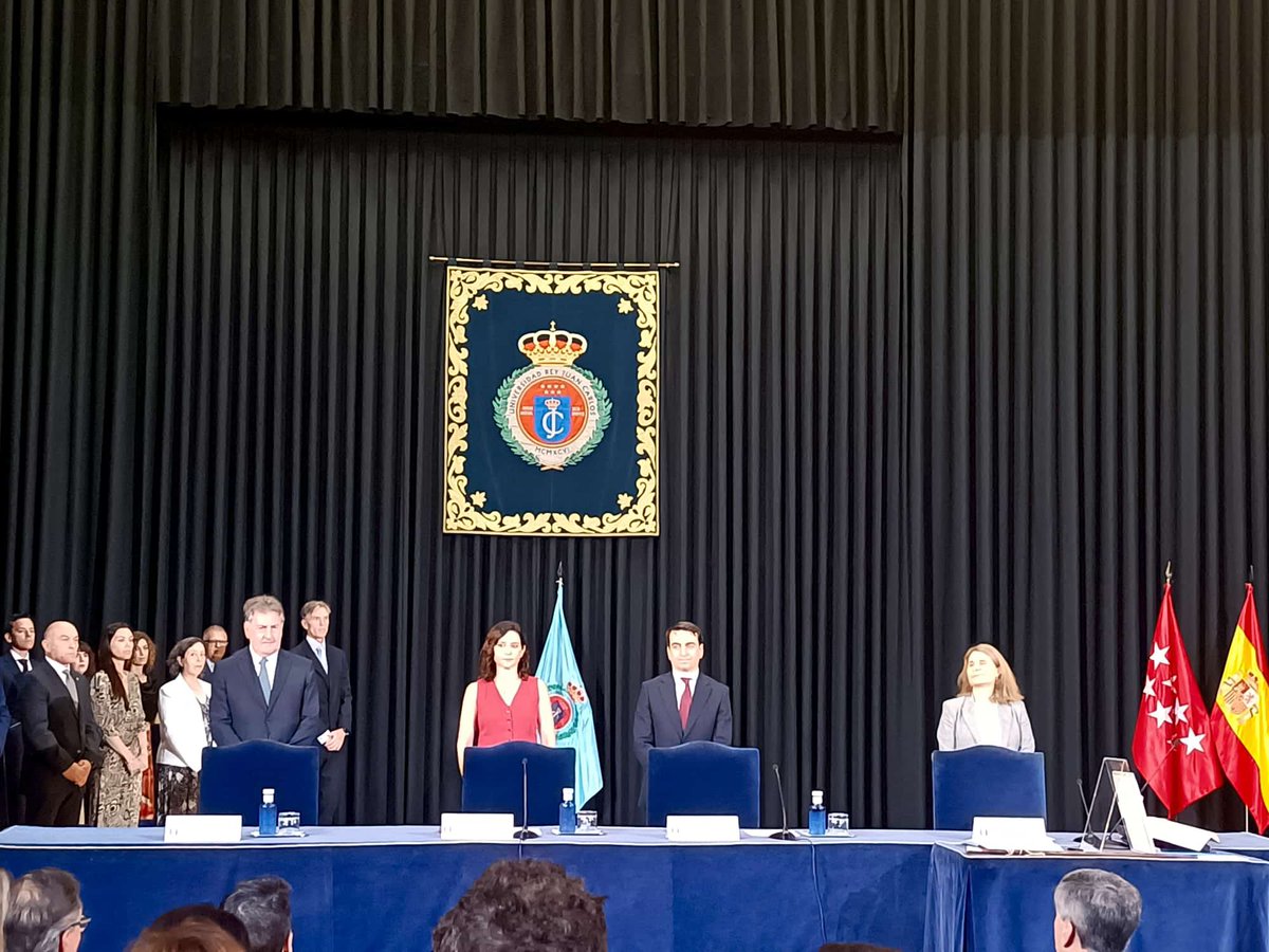 La presidenta de la Comunidad de Madrid <a href="/IdiazAyuso/">Isabel Díaz Ayuso</a> preside la toma de posesión del Rector de la Universidad Rey Juan Carlos <a href="/urjc/">URJC</a>, prof. Abraham Duarte <a href="/AbrahamDuarteMu/">Abraham Duarte</a> . Enhorabuena!