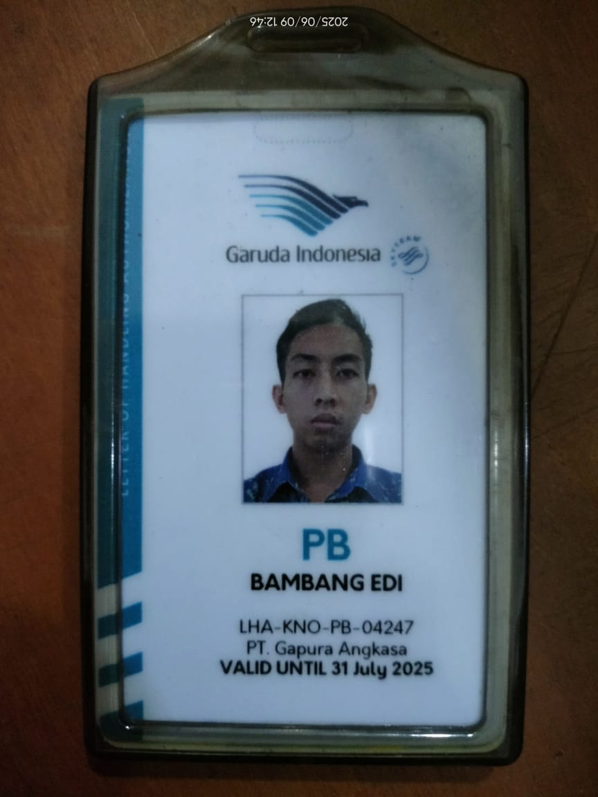 Guys, aku gatau mau bilang apa tapi bisa minta tolong gak ya kalo ada yang tau orang ini. Ceritanya ibuku itu beli tiket pesawat sama dia kerna beliau udah percaya. Dia ini petugas bandara dan memang udah sering beliin tiket buat orang. 

#zonauang️ #zonaaba