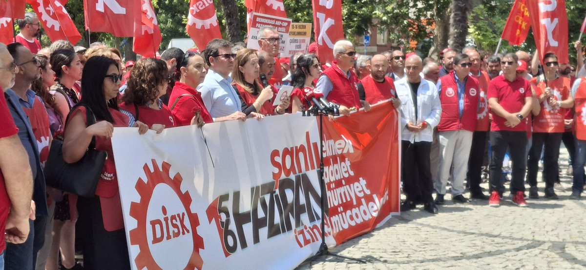 diskinsesi's tweet image. DİSK Genel Başkanı Arzu Çerkezoğlu'nun konuşmasının ardından 15-16 Haziran 1970 şanlı işçi direnişinde, mücadele arkadaşlarımızı yitirdiğimiz noktaya karanfillerimizi bıraktık.