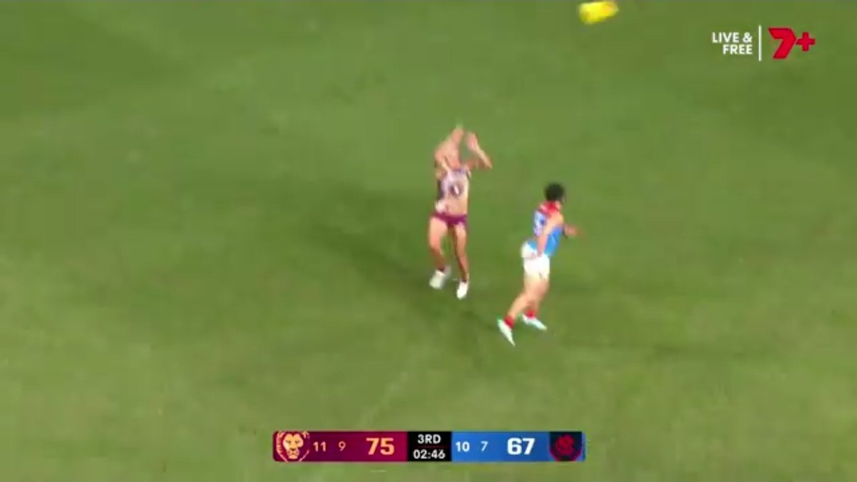 RobbieE9875's tweet photo. @7AFL yea cant believe he didnt teleport 3 metres in the air for this ball, absolutely pathetic stuff. Great spot Channel 7 https://t.co/neScv318Qg