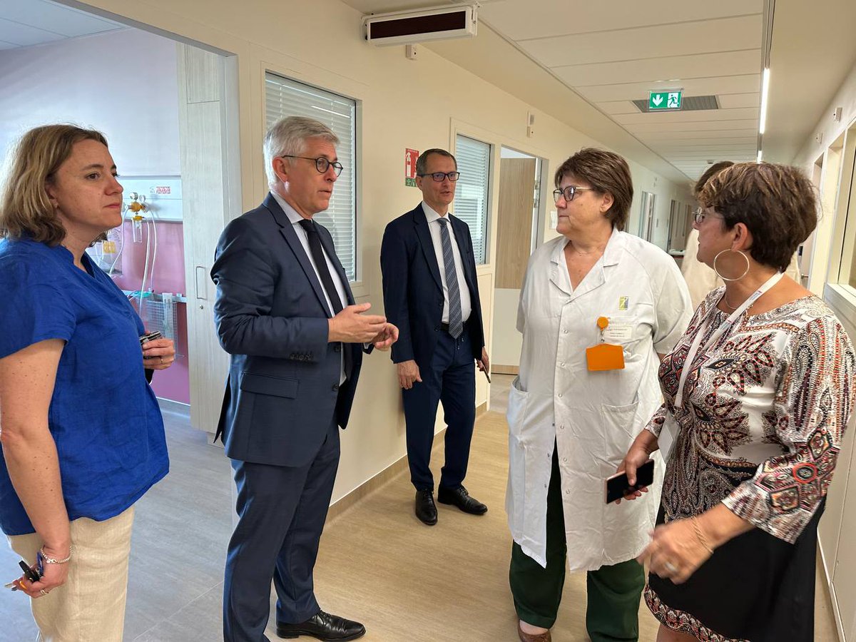 Les hospitaliers du pôle Mère-Enfants du <a href="/CHSud77/">CH du Sud Seine-et-Marne</a> à Fontainebleau ont emménagé dans leurs nouveaux locaux tout neuf.

L'occasion pour moi de venir les saluer et de découvrir les travaux terminés.

Le site hospitalier bellifontain aura fini sa rénovation totale dans un an.