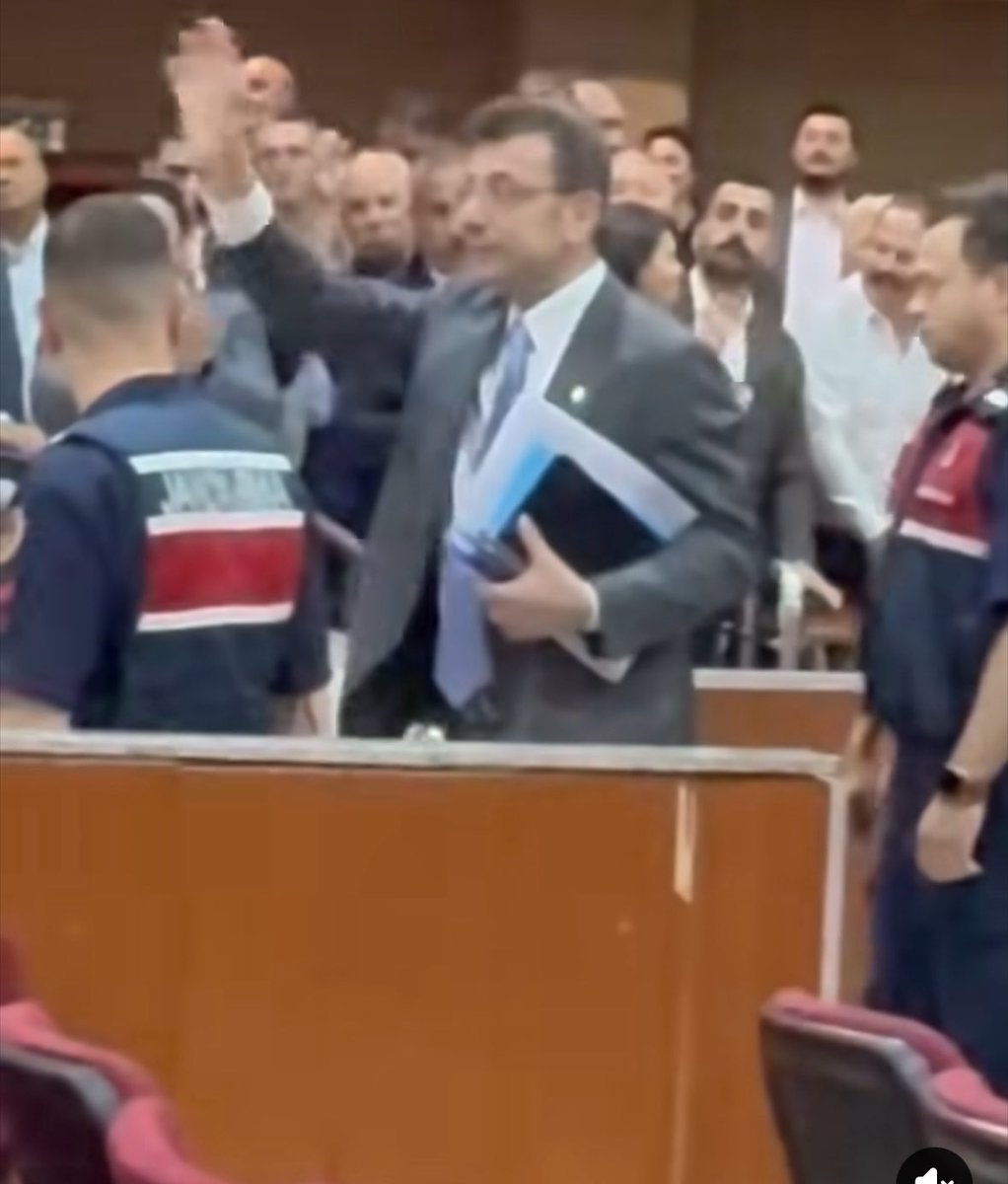 İstanbul'u kazanan Türkiye'yi kazanır diyen zihniyete karşı 3 kez seçim kazandığım için buradayım.

Ben yargılanmıyorum, arkadaşlarım yargılanmıyor. Biz direkt cezalandırılıyoruz.”