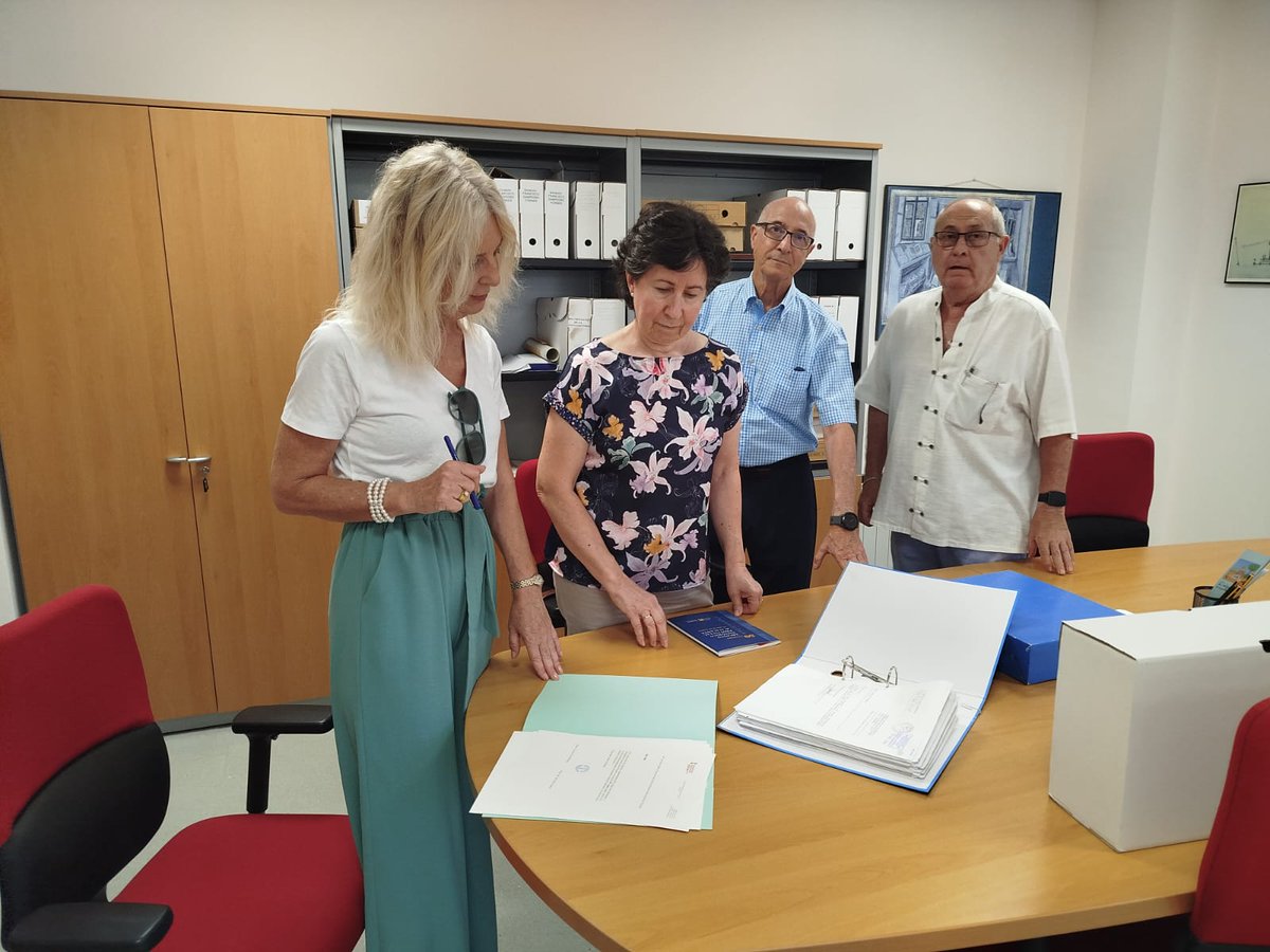 AhpAlicante's tweet photo. Ayer tuvimos el acto de recepción de la documentación donada al AHPA por el Colegio Oficial de Delineantes y Diseñadores Técnicos de Alicante. Firmó en representación de la última junta, Concha Die.
Muchísimas gracias por elegirnos para conservar vuestra historia. https://t.co/dXpvm7BTrA