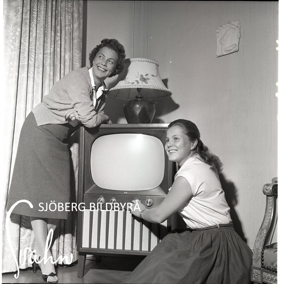 Sjobergbild's tweet photo. Bland fotograf Svahns originalnegativ ligger det många fina och berättande motiv gömda.
50tals-tv med Sickan Carlsson, kvartetten i hammock, tobakspriserna på 50-talet och flottning i Österdalälven i närheten av Leksand.
Sen ska bilderna redigeras...
#arkiv #tobak #historia #tv https://t.co/dOBlat1GDE