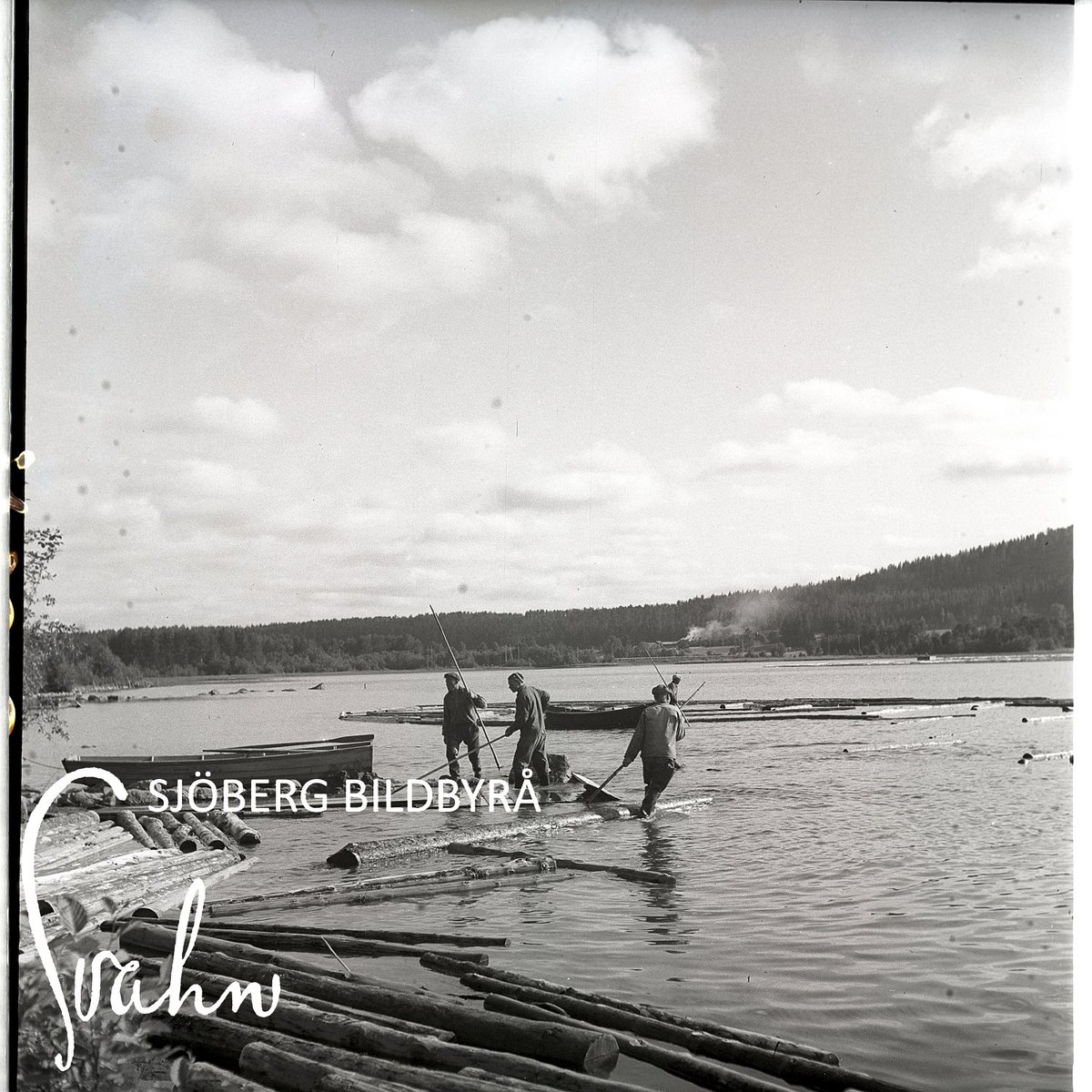 Sjobergbild's tweet photo. Bland fotograf Svahns originalnegativ ligger det många fina och berättande motiv gömda.
50tals-tv med Sickan Carlsson, kvartetten i hammock, tobakspriserna på 50-talet och flottning i Österdalälven i närheten av Leksand.
Sen ska bilderna redigeras...
#arkiv #tobak #historia #tv https://t.co/dOBlat1GDE