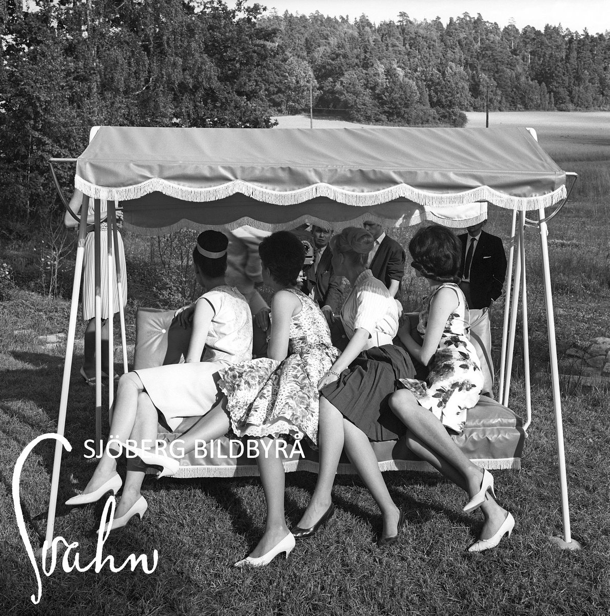 Sjobergbild's tweet photo. Bland fotograf Svahns originalnegativ ligger det många fina och berättande motiv gömda.
50tals-tv med Sickan Carlsson, kvartetten i hammock, tobakspriserna på 50-talet och flottning i Österdalälven i närheten av Leksand.
Sen ska bilderna redigeras...
#arkiv #tobak #historia #tv https://t.co/dOBlat1GDE