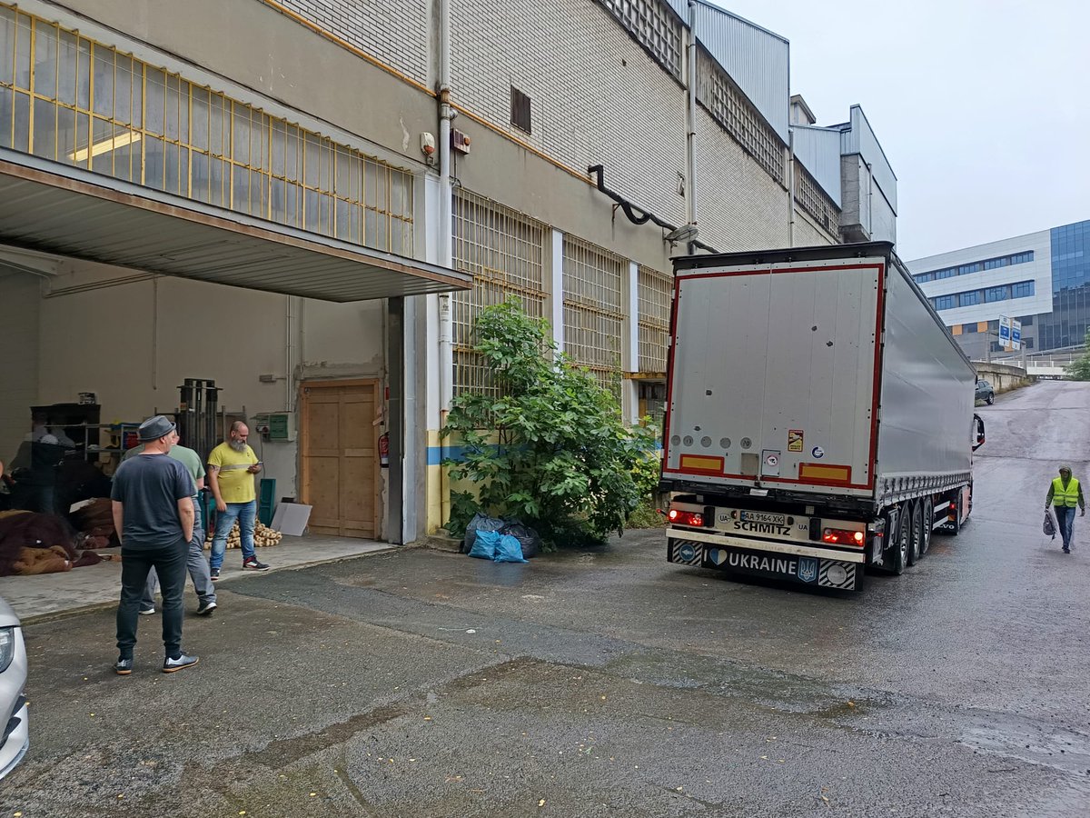 🧵1/3 🚛 ¡Otro camión rumbo a Ucrania! Esta vez cargado con 14 toneladas de redes de pesca 🐟 donadas por la Cofradía de Hondarribia (País Vasco) y por varias cofradías de Asturias.
🇺🇦 Las redes se transforman en redes de camuflaje y barreras contra drones pequeños ¡Salvan vidas!