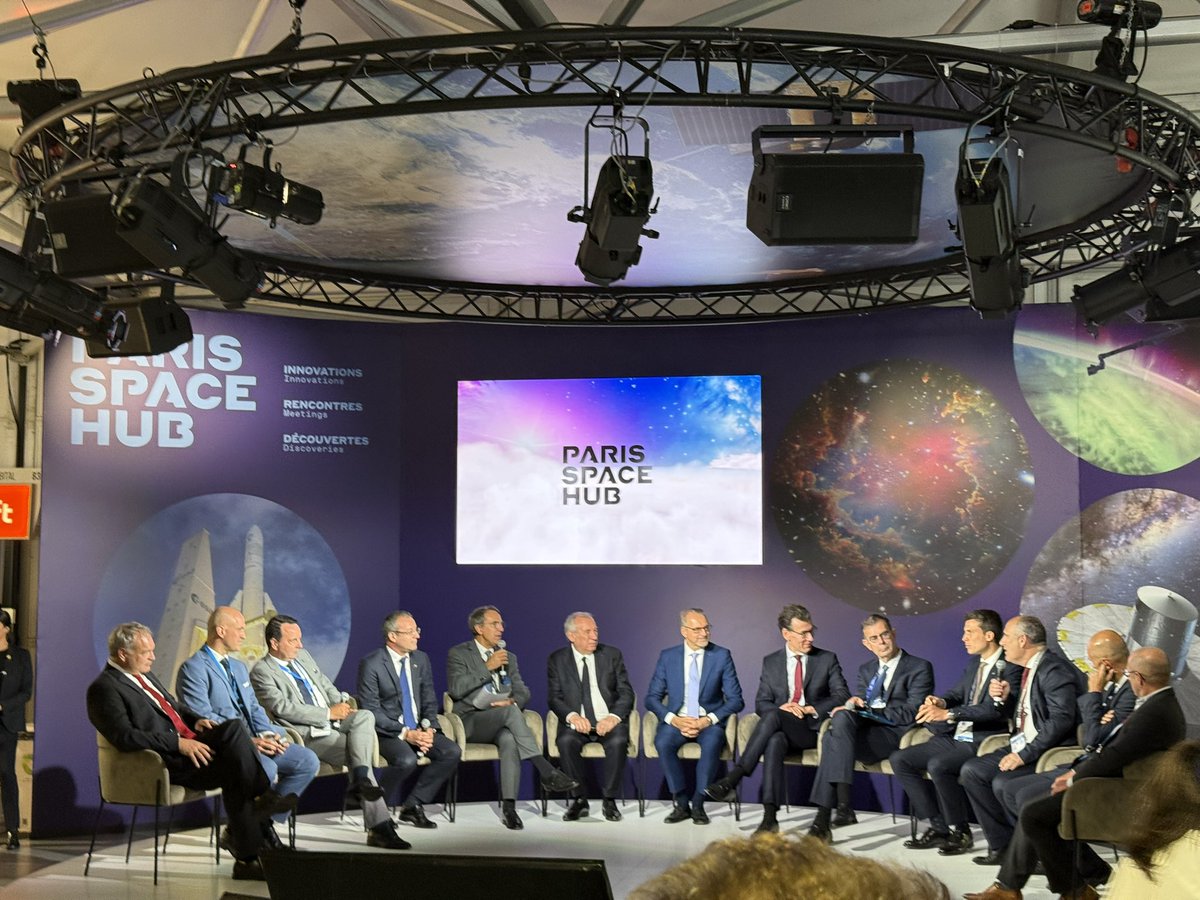 DLR_SpaceAgency's tweet image. Tag 1 in Le Bourget bei der Paris Air Show 2025, der größten Luft- und Raumfahrtmesse Europas. Nach der Flugshow zur Eröffnung: Besuch des französischen Premierministers und Einweihung des Paris Space Hub mit Generaldirektor der @DLR_SpaceAgency @WaltherPelzer .