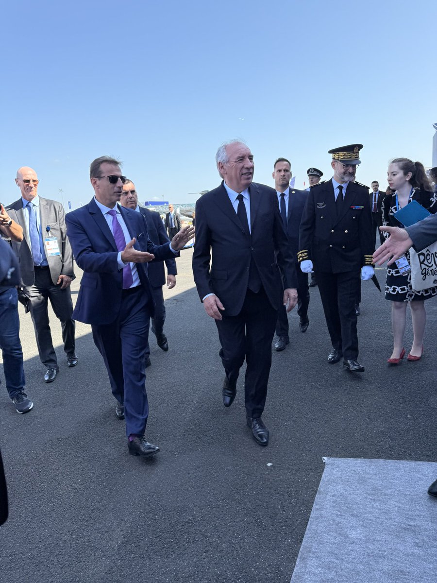 DLR_SpaceAgency's tweet image. Tag 1 in Le Bourget bei der Paris Air Show 2025, der größten Luft- und Raumfahrtmesse Europas. Nach der Flugshow zur Eröffnung: Besuch des französischen Premierministers und Einweihung des Paris Space Hub mit Generaldirektor der @DLR_SpaceAgency @WaltherPelzer .