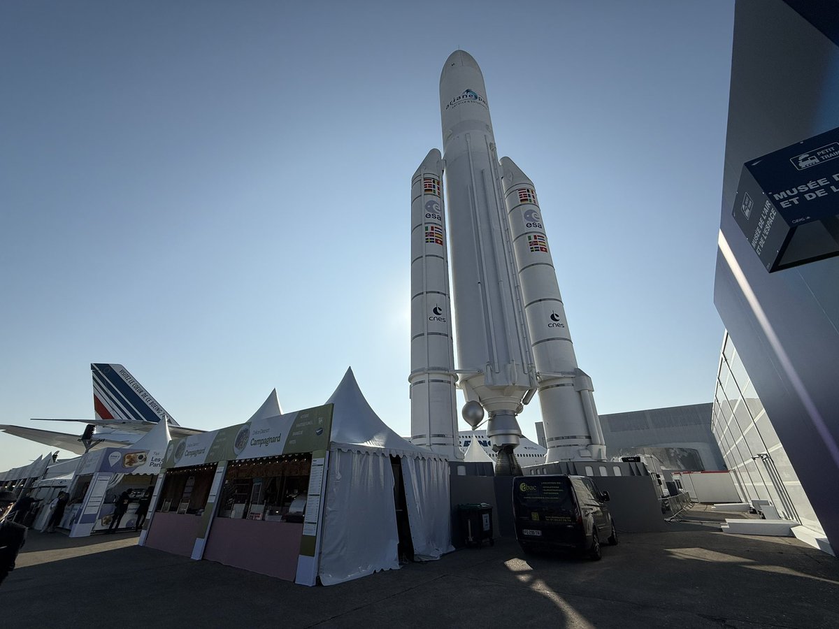 DLR_SpaceAgency's tweet image. Tag 1 in Le Bourget bei der Paris Air Show 2025, der größten Luft- und Raumfahrtmesse Europas. Nach der Flugshow zur Eröffnung: Besuch des französischen Premierministers und Einweihung des Paris Space Hub mit Generaldirektor der @DLR_SpaceAgency @WaltherPelzer .