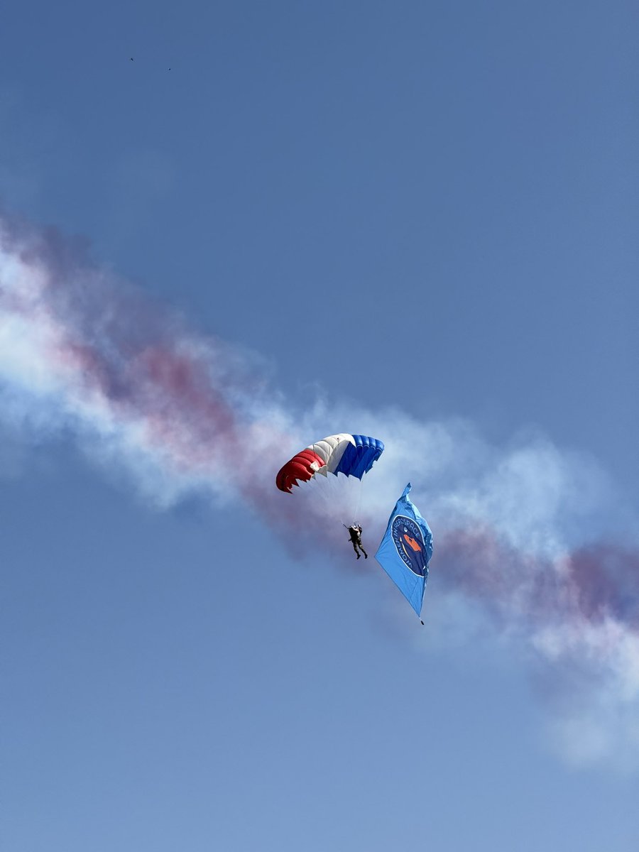 DLR_SpaceAgency's tweet image. Tag 1 in Le Bourget bei der Paris Air Show 2025, der größten Luft- und Raumfahrtmesse Europas. Nach der Flugshow zur Eröffnung: Besuch des französischen Premierministers und Einweihung des Paris Space Hub mit Generaldirektor der @DLR_SpaceAgency @WaltherPelzer .