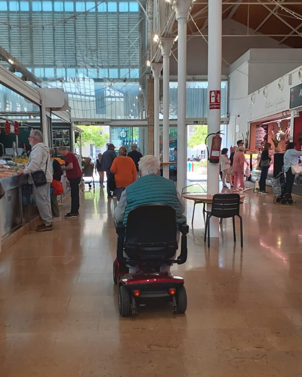 ♿️ Al Mercat de Vinaròs, comprar és fàcil per a tothom.

Amb  espais amplis, accessos adaptats i passadissos sense barreres, ens  assegurem que moure’s amb comoditat siga possible per a totes les  persones.
