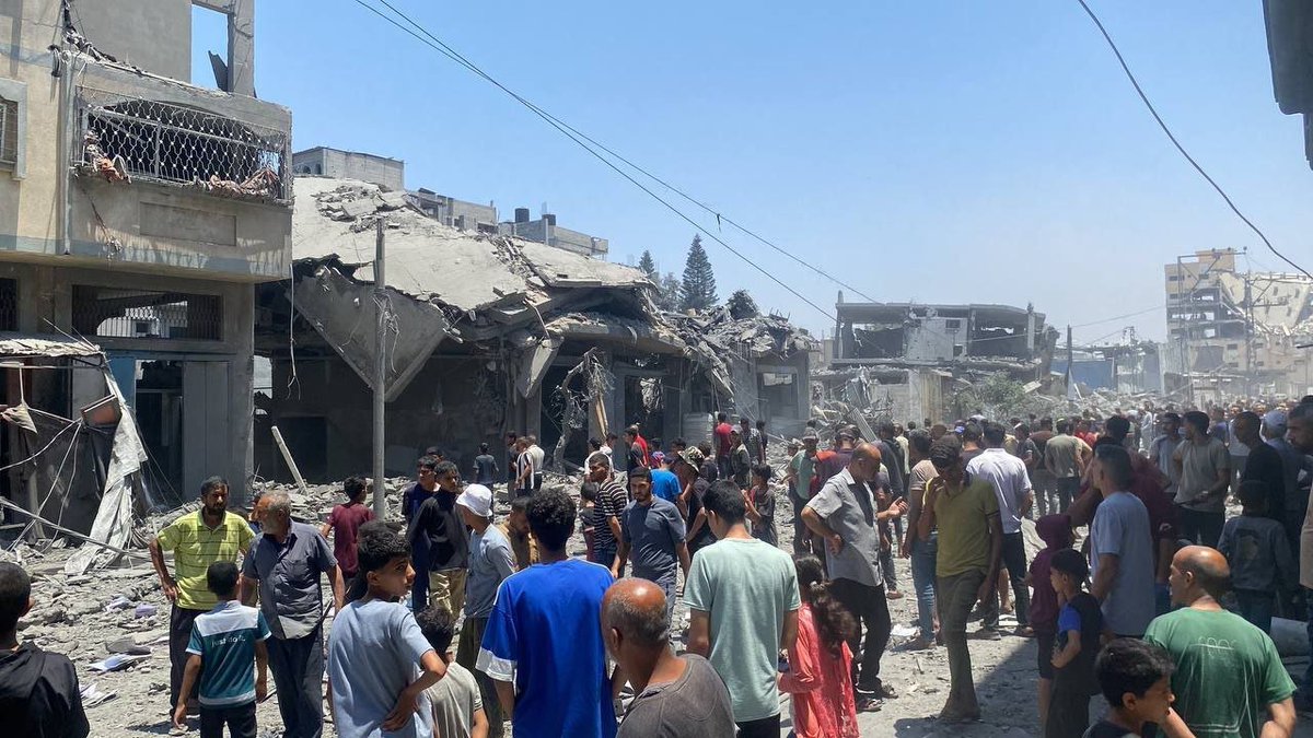 QudsNen's tweet image. Local residents assess the destruction following an Israeli airstrike on a house in Maghazi refugee camp, central Gaza. No injuries were reported.