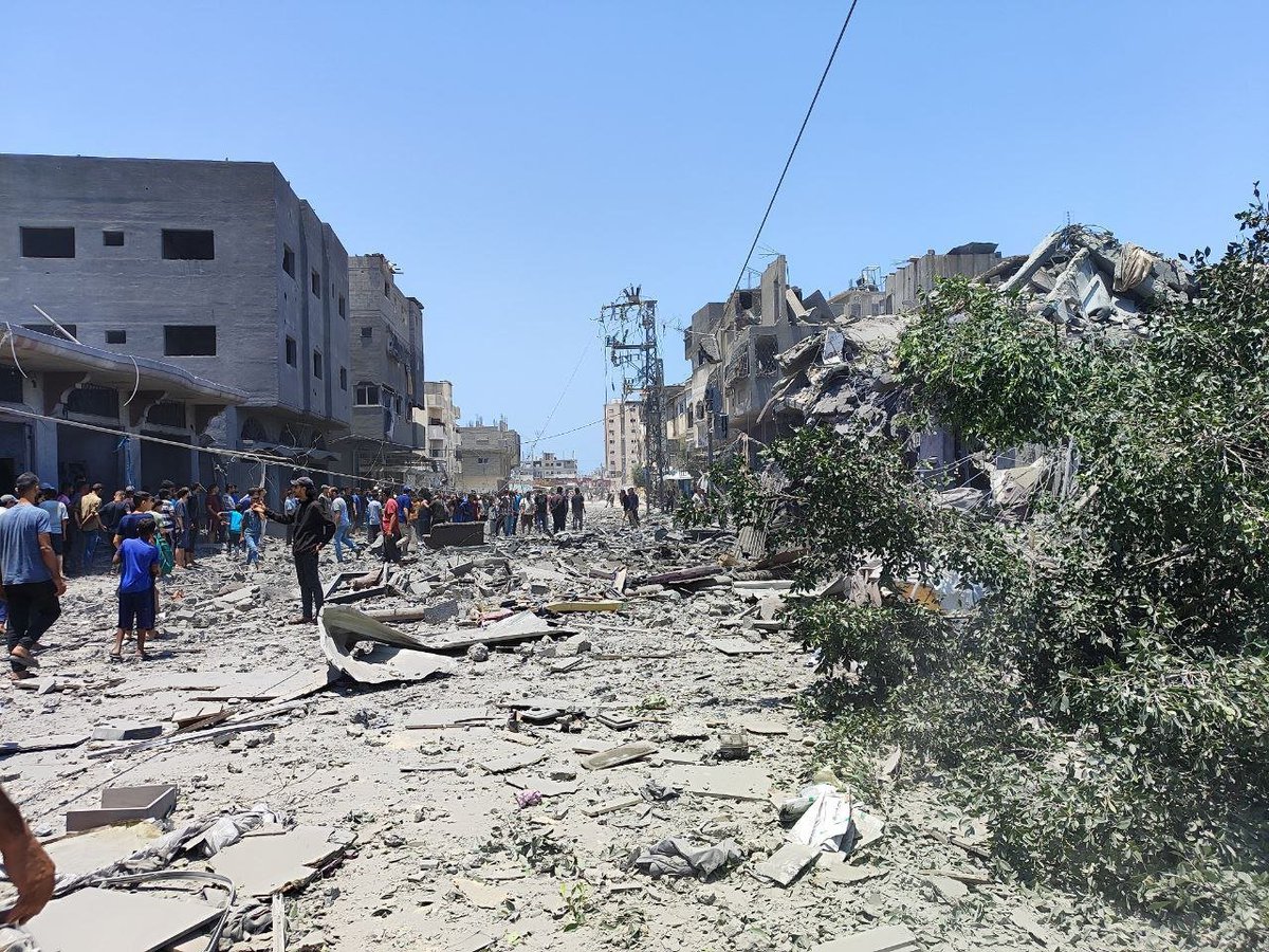 QudsNen's tweet image. Local residents assess the destruction following an Israeli airstrike on a house in Maghazi refugee camp, central Gaza. No injuries were reported.