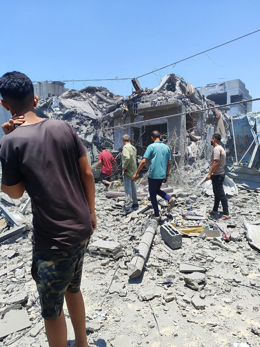 QudsNen's tweet image. Local residents assess the destruction following an Israeli airstrike on a house in Maghazi refugee camp, central Gaza. No injuries were reported.