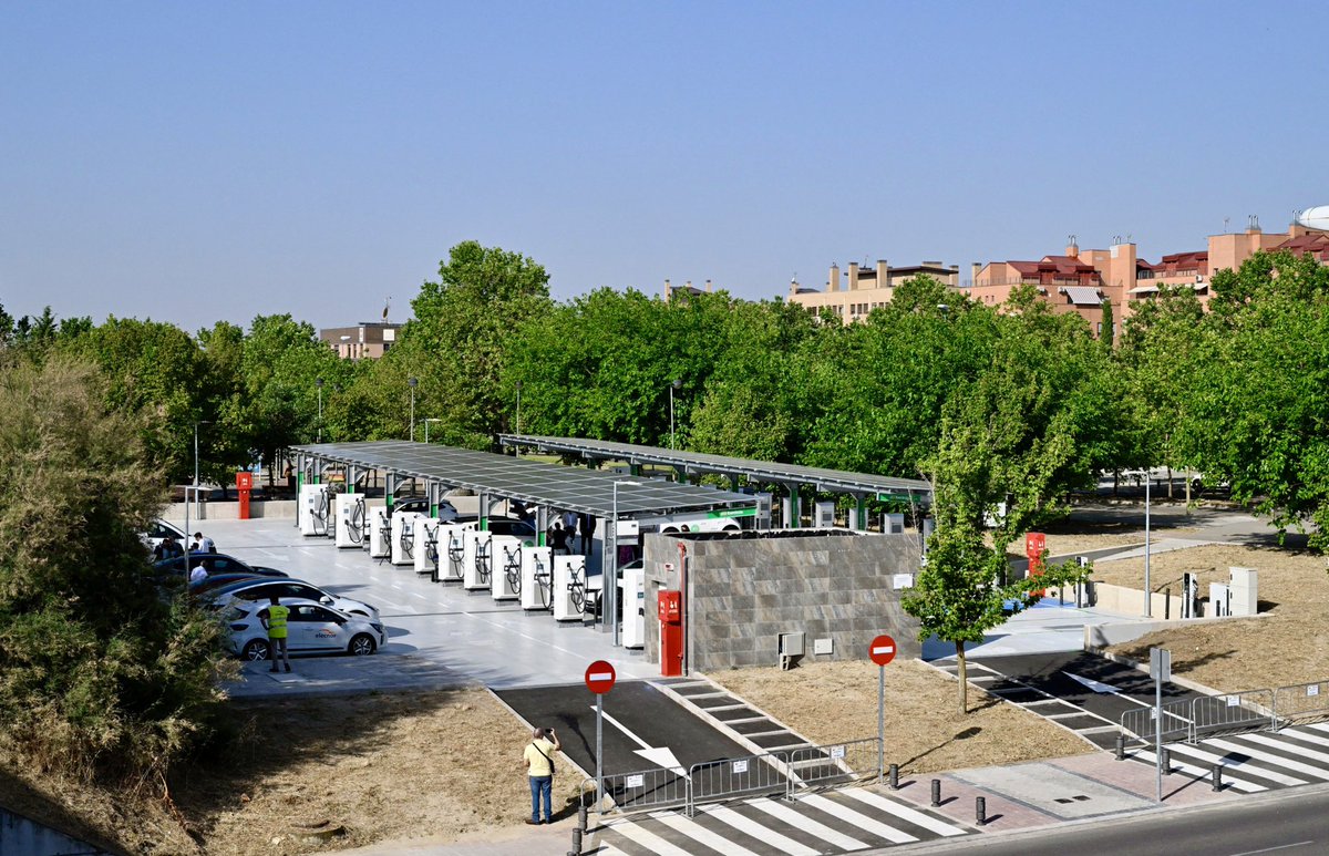 ➡️ #Leganés inaugura la electrolinera más grande de Madrid con casi 50 puntos de recarga
🔋 En Arroyo Culebro, es de las más grandes de toda España y cuenta con 15 puestos ultrarrápidos que cargan el 80% de la batería en menos de 15 minutos
🎙️ "Es sostenible desde el punto de