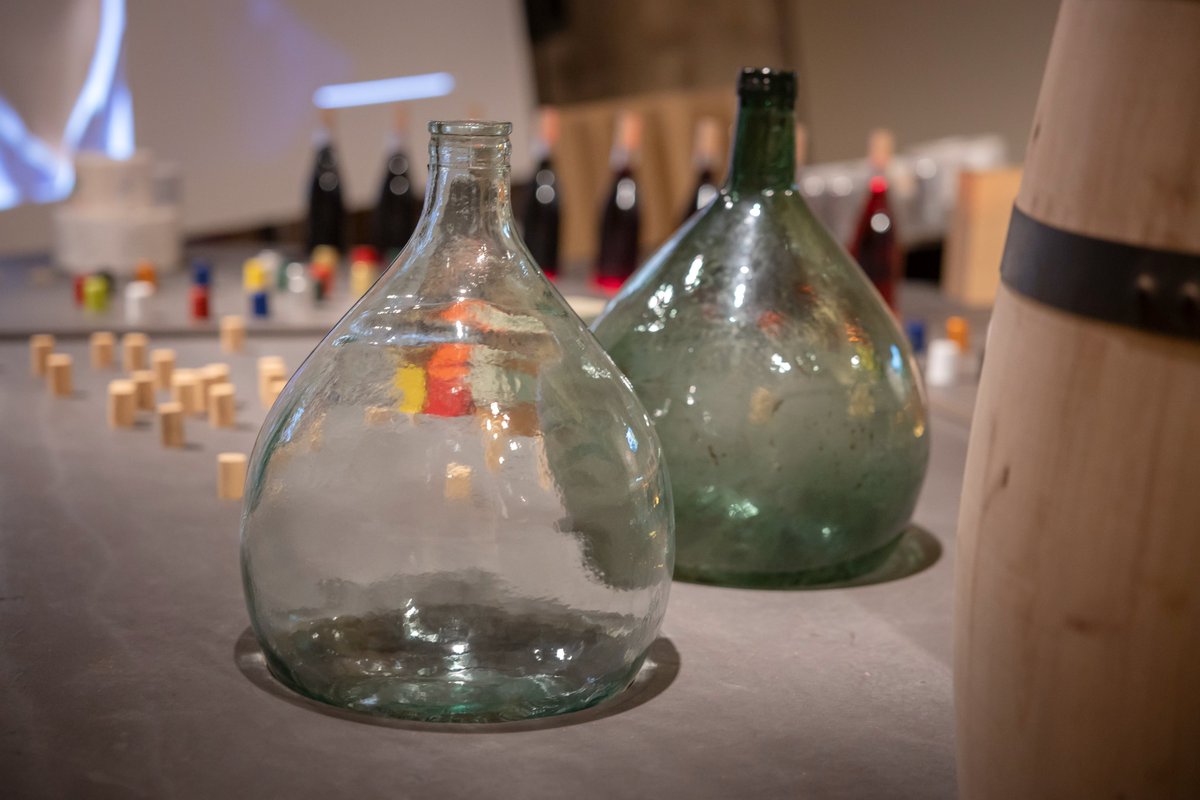 🍷 Encara no heu vingut a visitar l'exposició SIMPOSI. Oficis que parlen, vins que pensen?

Doncs no espereu més! Hi descobrireu una mirada contemporània als oficis que possibiliten una ampolla de vi a través d’una instal·lació on cohabiten paisatges sonors, humans i objectuals.