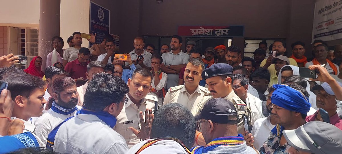 RavirajSanjay's tweet photo. हजारीबाग कटकमसांडी थानाक्षेत्र में 15वर्षीय दलित नाबालिग बच्ची के साथ हुए गैंगरेप मामले में आज 9दिन बाद भी दो आरोपी पुलिस गिरफ्त से बाहर है आज थाने का घेराव कर 56घंटों का अल्टिमेटम पुलिस को दिया @HazaribagPolice अगर दिए गए समय पर आरोपियों को गिरफ्तार नहीं करती तो चक्का जाम होगा। https://t.co/qXC0hsnON0