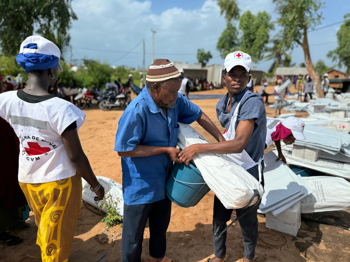 João António Nassungue, camponês e pai de 16 filhos, perdeu tudo com o #cicloneJude, que atingiu #Mossuril.
Sem recursos para reerguer as casas, a esperança parecia distante.
Com apoio da Cruz Vermelha, ele vai proteger novamente suas esposas e filhos.
linkedin.com/posts/cruzverm…