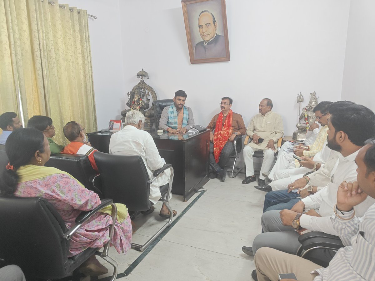 आज अपने विपुल खंड गोमती नगर आवास पर आगामी 21 जून को अम्बेडकर पार्क में होने वाले योग दिवस कार्यक्रम की में नगर अध्यक्ष आनंद द्विवेदी जी, पुष्कर शुक्ला जी, रामचंद्र कनौजिया जी, राम अवतार कनौजिया जी, सौरभ वाल्मीकि जी, गंगा राम अंबेडकर जी,इंदल गौतम जी एवं अन्य कार्यकर्त्ता बंधुओ के