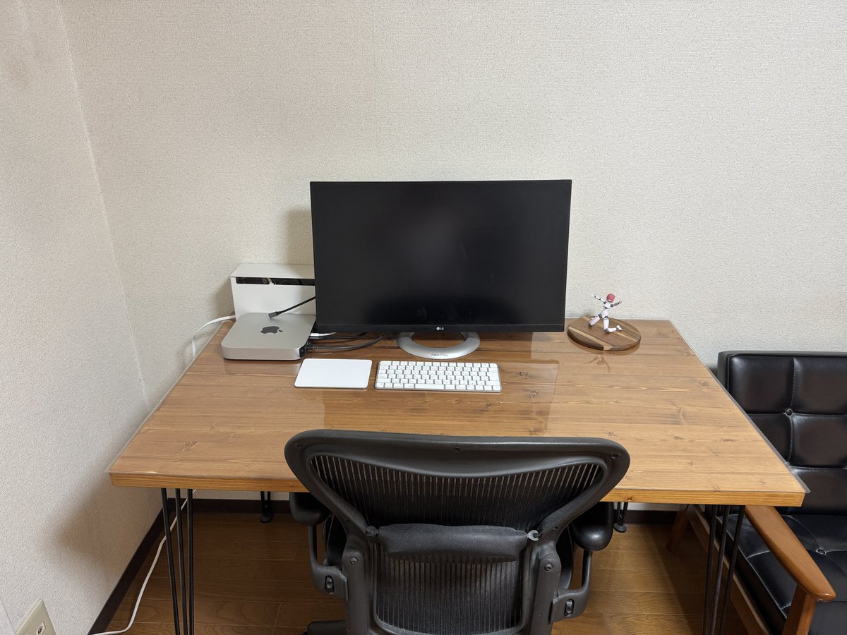 Nintendo Switch と PlayStation 5
1ヶ月起動してないのでモニターから一式外してクローゼットに収納しました
モニター周りスッキリです
また遊びたいソフトが出たら接続します
#ミニマリスト