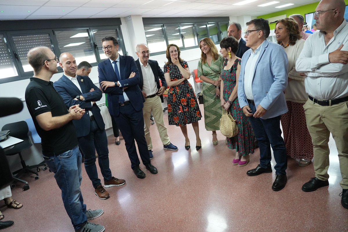 Amador Pastor Noheda (@amadorpastorn) on Twitter photo Esta mañana en el <a href="/CifpAguasNuevas/">CIFPAguasNuevas</a> de #Albacete:
Inauguramos la 1ª aula inmersiva de #CLM, con una inversión de casi 250.000€, que incorpora realidad virtual al aprendizaje.
Además, recibimos material tecnológico de Iberdrola de la planta eólica del Molar del Molinar. Esta mañana en el <a href="/CifpAguasNuevas/">CIFPAguasNuevas</a> de #Albacete:
Inauguramos la 1ª aula inmersiva de #CLM, con una inversión de casi 250.000€, que incorpora realidad virtual al aprendizaje.
Además, recibimos material tecnológico de Iberdrola de la planta eólica del Molar del Molinar.
