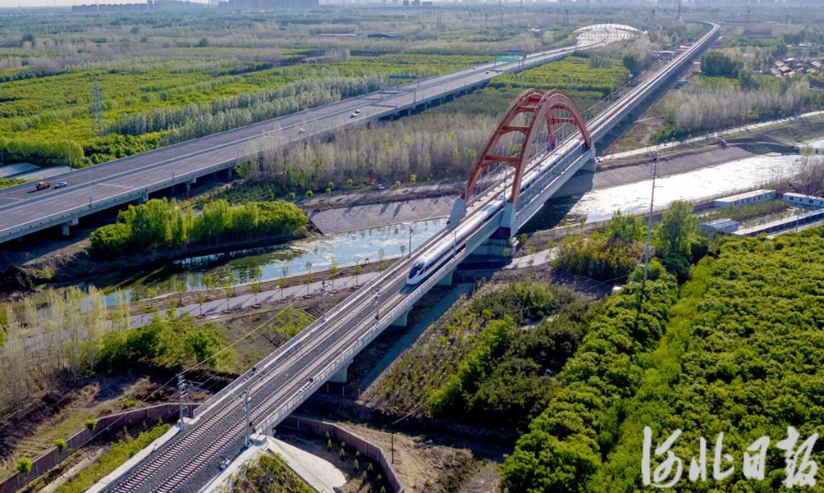 【Beijing-Tianjin -Hebei-1-Hour Commuting Circle: Making Distance No Longer a Problem】
The tremendous changes brought by the "Beijing-Tianjin-Hebei on the Rails" initiative. At 7:01 a.m. on May 1st, Train No. G8821 departed punctually from Langfang North Station, marking the