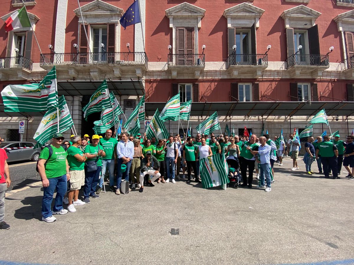 BariFisascat's tweet photo. Siamo in piazza a Bari con le lavoratrici e i lavoratori della vigilanza privata e dei servizi di sicurezza, in attesa da troppo tempo dei rinnovi dei contratti nazionali. 

‼️ Serve subito un nuovo contratto integrativo regionale, che riconosca #diritti  #tutele e #dignità https://t.co/XbtWVtIR8a