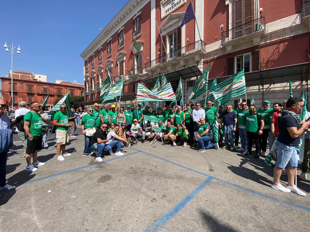 Siamo in piazza a Bari con le lavoratrici e i lavoratori della vigilanza privata e dei servizi di sicurezza, in attesa da troppo tempo dei rinnovi dei contratti nazionali. 

‼️ Serve subito un nuovo contratto integrativo regionale, che riconosca #diritti  #tutele e #dignità