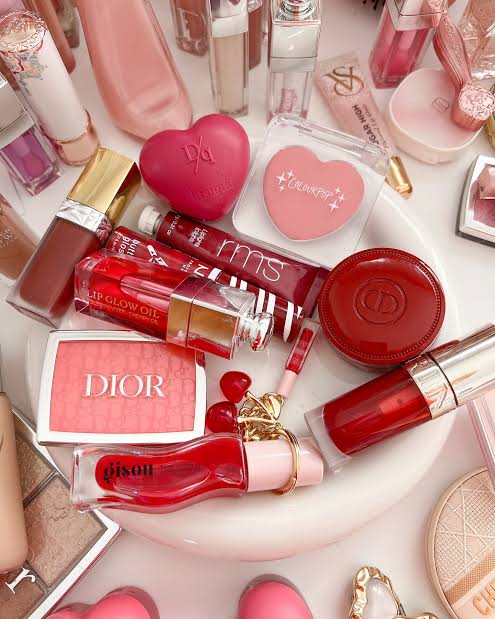 Avalon26801248's tweet image. #พีทหมวย #ออลหมวย 🔞

"ครับแม่ จะให้น้องตี๋มาพักที่คอนโดผมเหรอ อ่อ ได้ครับ ครับๆเดี๋ยวผมจัดการให้ สวัสดีครับ"
พีทวางสายจากผู้เป็นแม่ก่อนจะทำหน้าเหม็นเบื่อ 
"ทำหน้าเซ็งๆ เป็นไรครับพี่"เค้กถามรุ่นพี่
"น้องที่รู้จักจะมาพักด้วยแม่เลยให้ไปรับ"
"ผู้หญิงผู้ชาย"ราฟรีบถามต่อ
"ผู้ชาย"