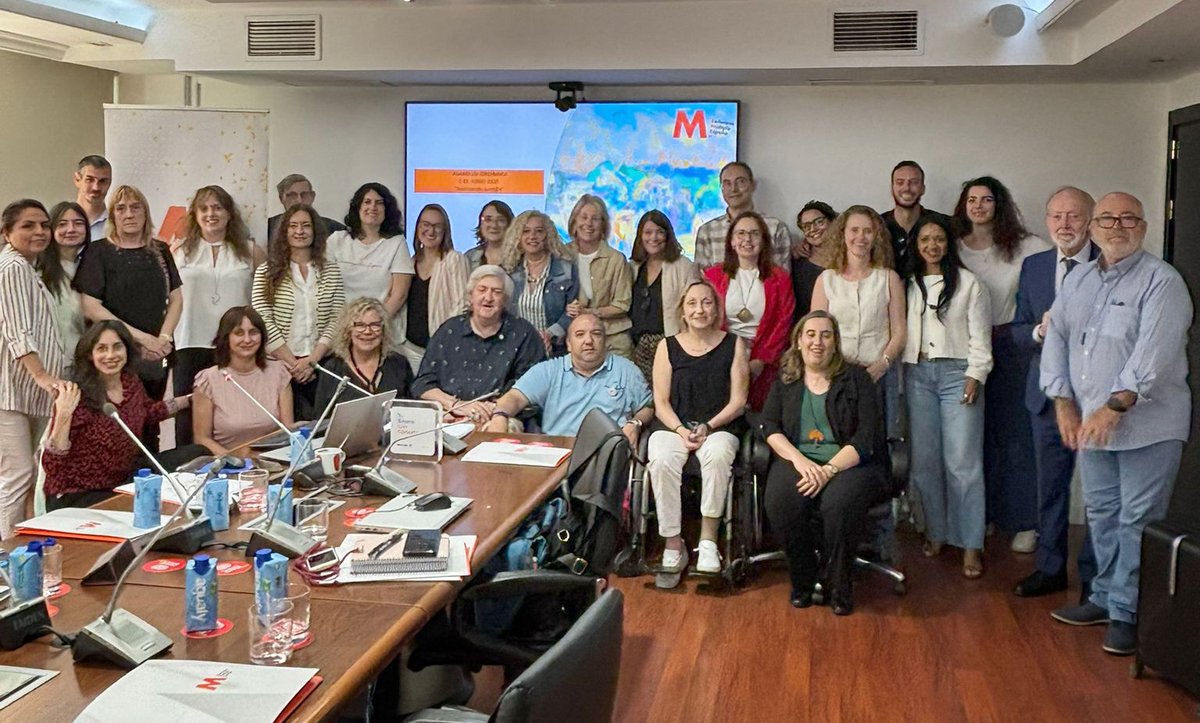 AXEM13, conjuntamente com otras entidades de EM, llevamos a termino la Asamblea Ordinaria de Esclerosis Múltiple España (M). Como en cada encuentro, sea el motivo que sea, siempre en un gustazo abrazar a quien aprecias y un fortalecimiento del alma trabajar para los demás