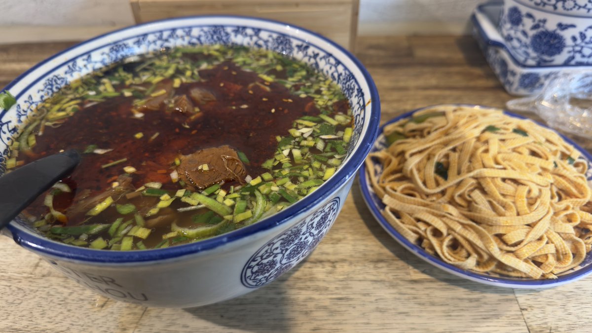 中午有空就去伊莉莎白大街吃了碗紅燒牛肉拉麵，與墨爾本很多拉麵館用的是預制面不同，這家是手工現拉，牛肉也多，所以味道很好。豆腐皮是送的。共花了$18.90。